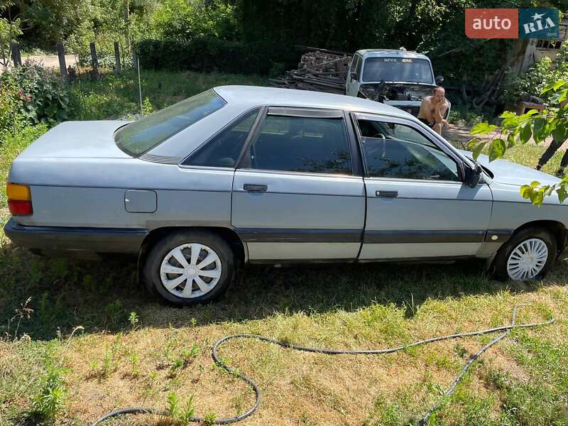 Седан Audi 100 1990 в Брацлаві