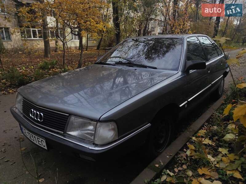 Audi 100