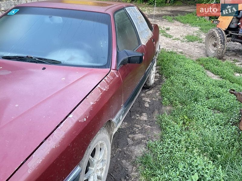 Седан Audi 100 1982 в Хотині