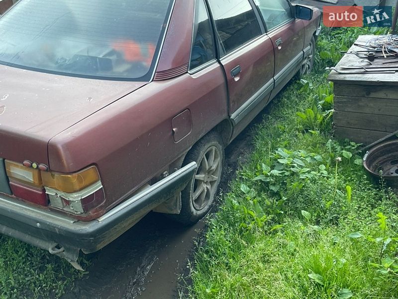 Седан Audi 100 1982 в Хотині