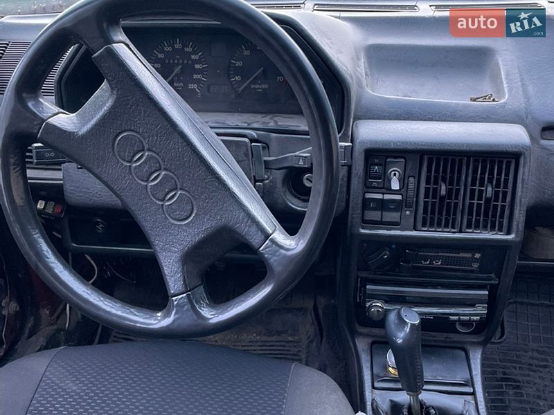 Седан Audi 100 1982 в Хотині