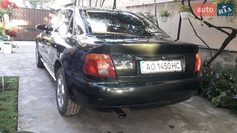 Седан Audi A4 1995 в Виноградове