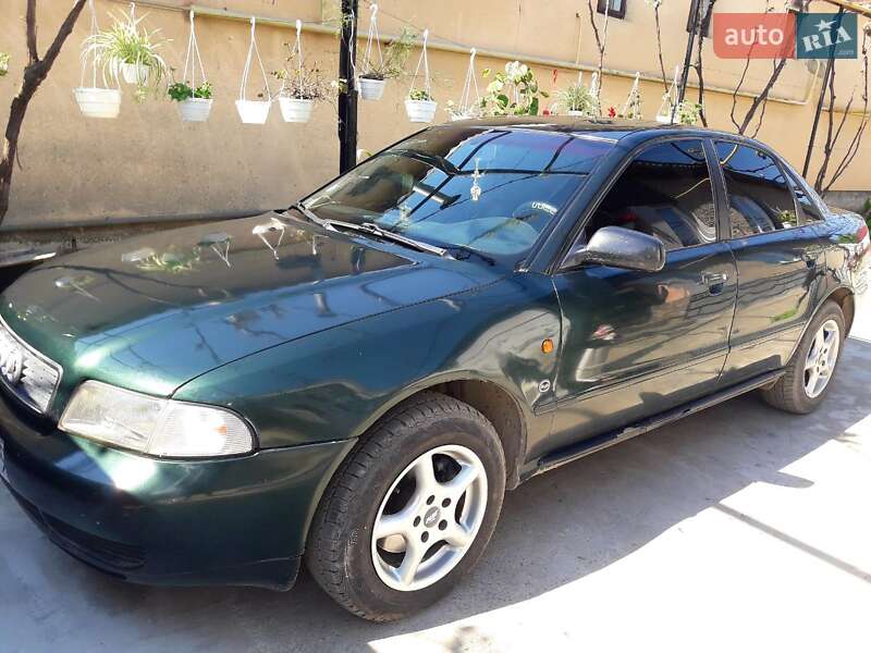 Седан Audi A4 1995 в Виноградове