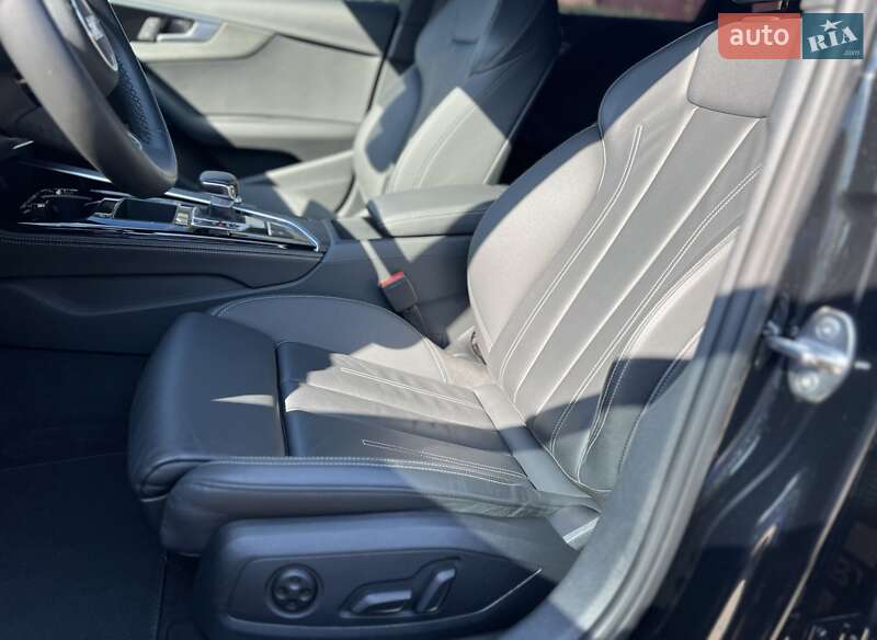 Седан Audi A4 2022 в Киеве