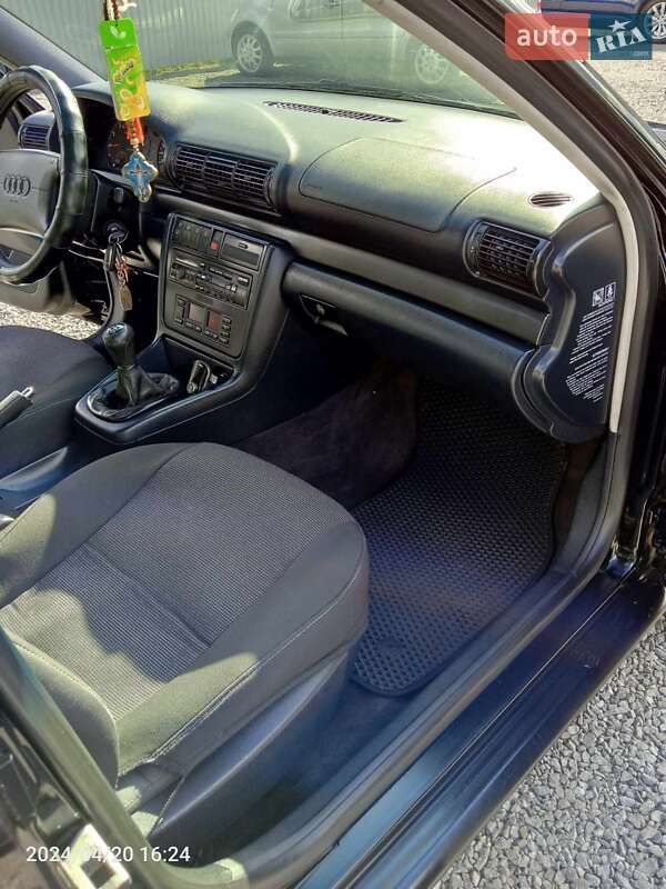 Седан Audi A4 1996 в Дрогобичі