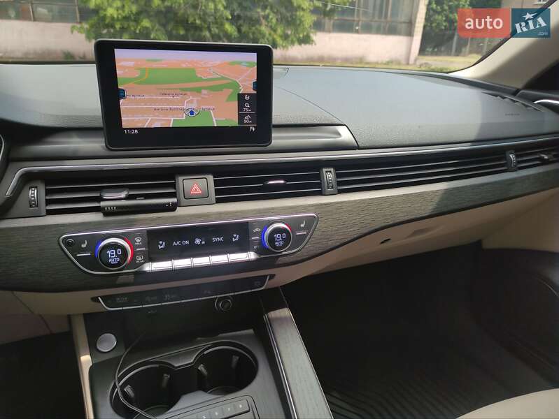 Седан Audi A4 2019 в Кам'янському