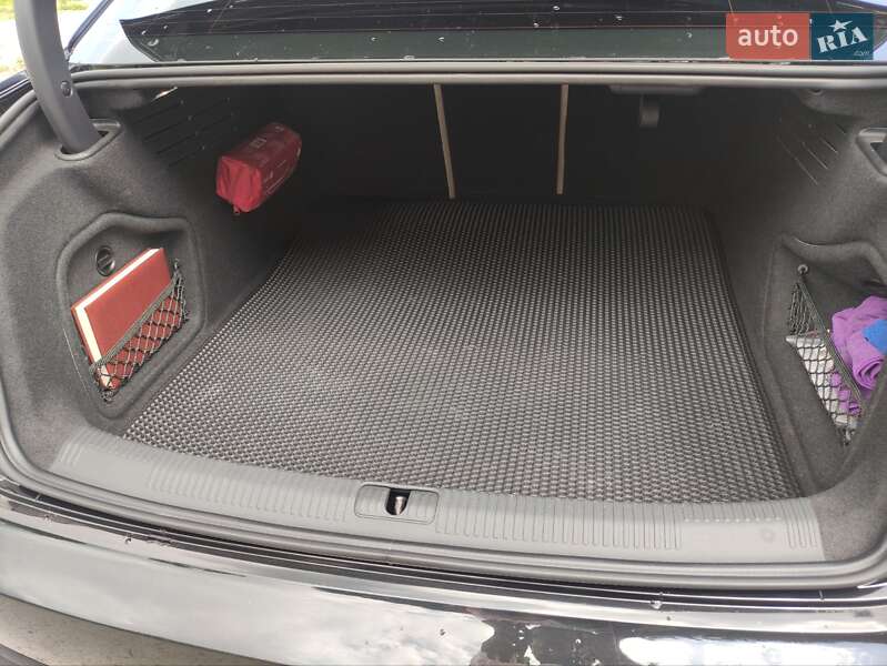 Седан Audi A4 2019 в Кам'янському