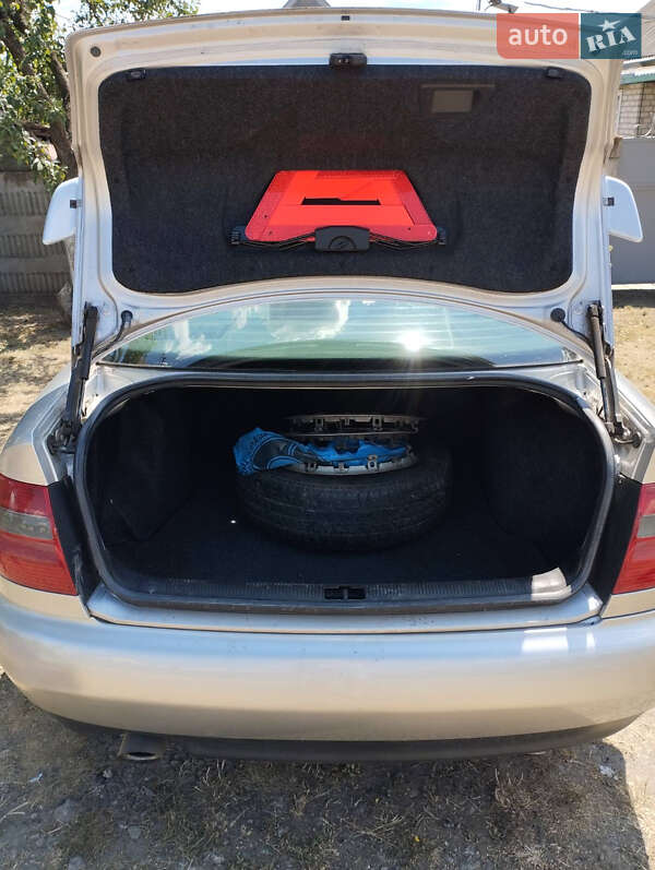 Седан Audi A4 1995 в Андреевке