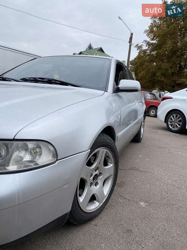 Седан Audi A4 2000 в Олевске