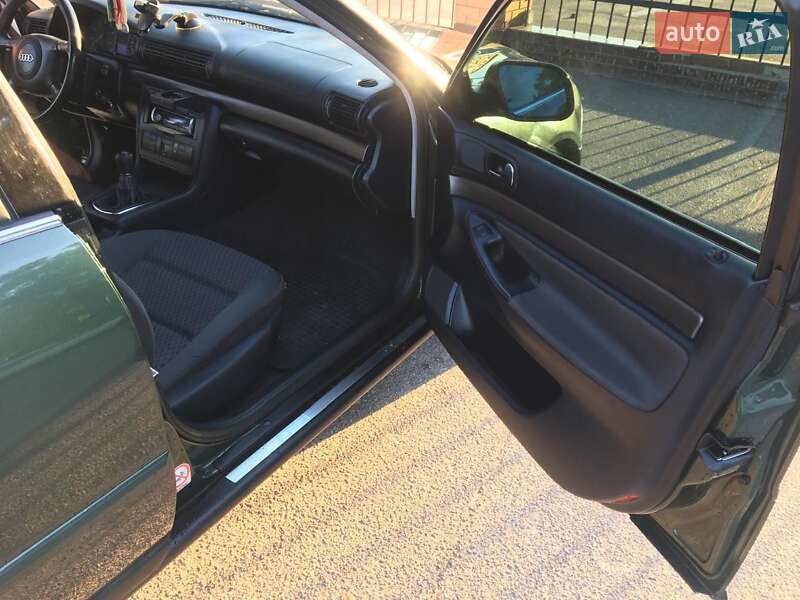 Седан Audi A4 2000 в Олександрії