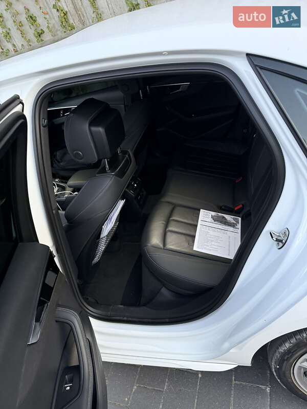 Седан Audi A4 2022 в Львове