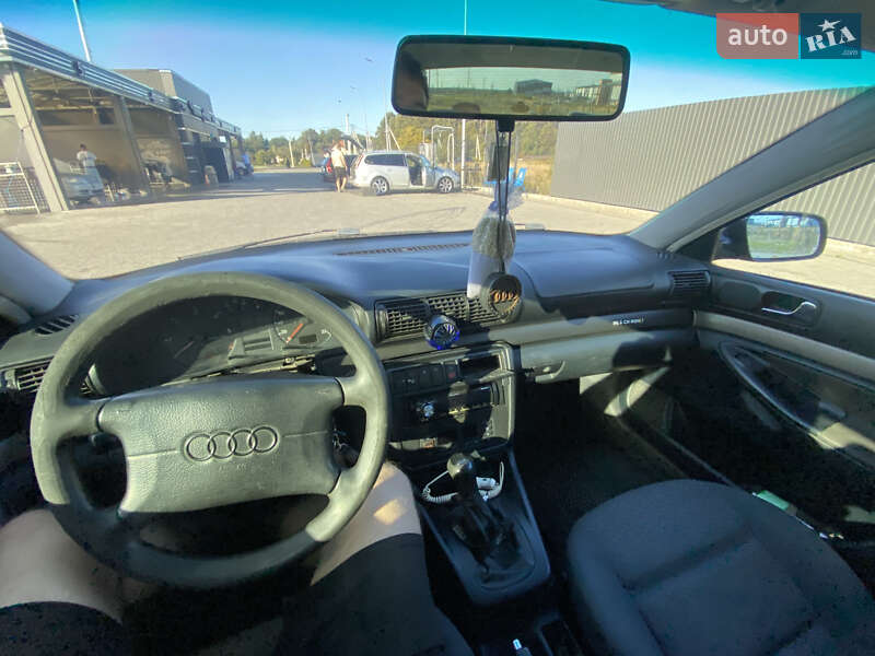 Седан Audi A4 1996 в Львове