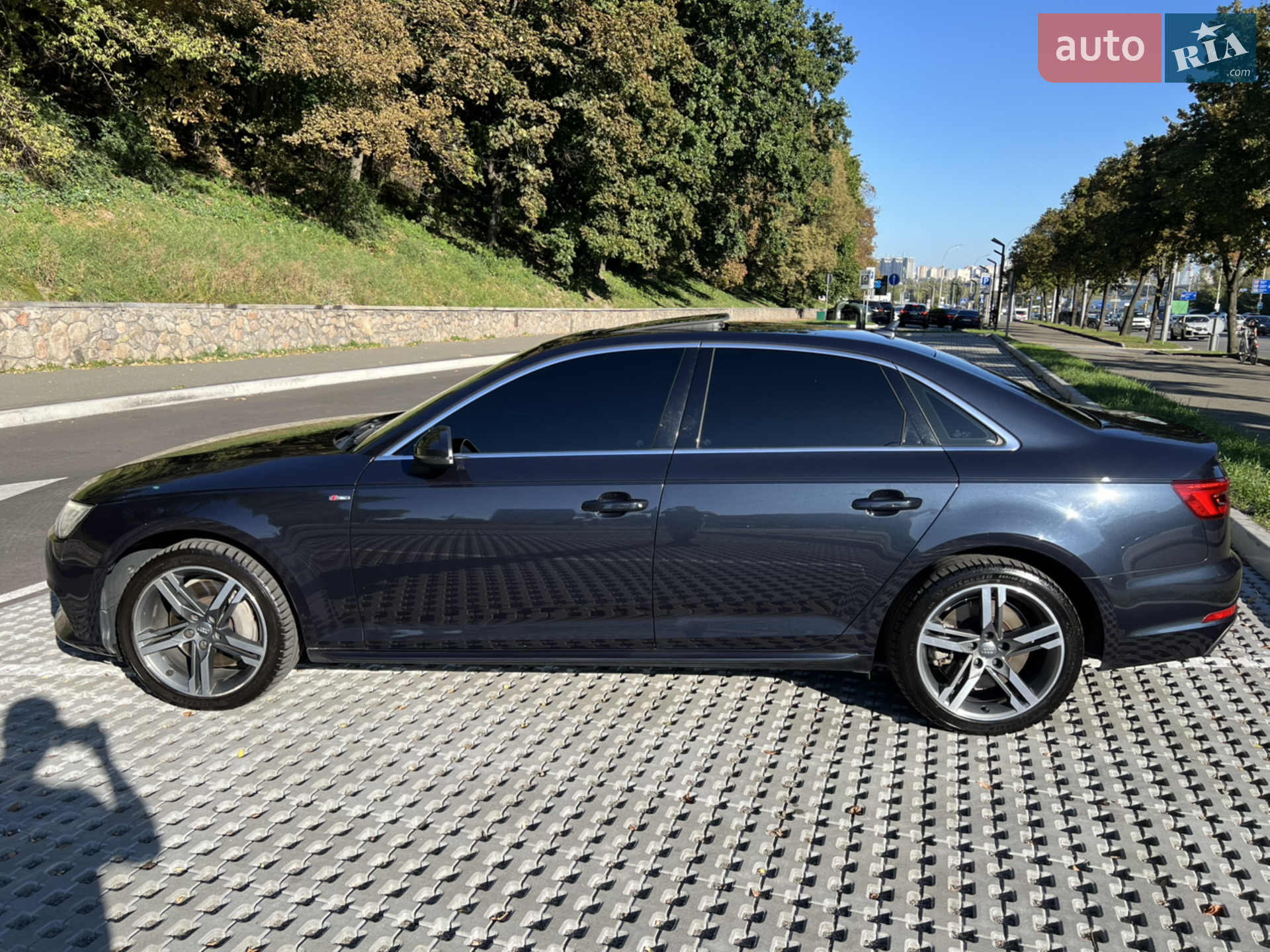 Audi A4 2016 VIN WAUENAF45HN015693 фото оголошення 5 з 20