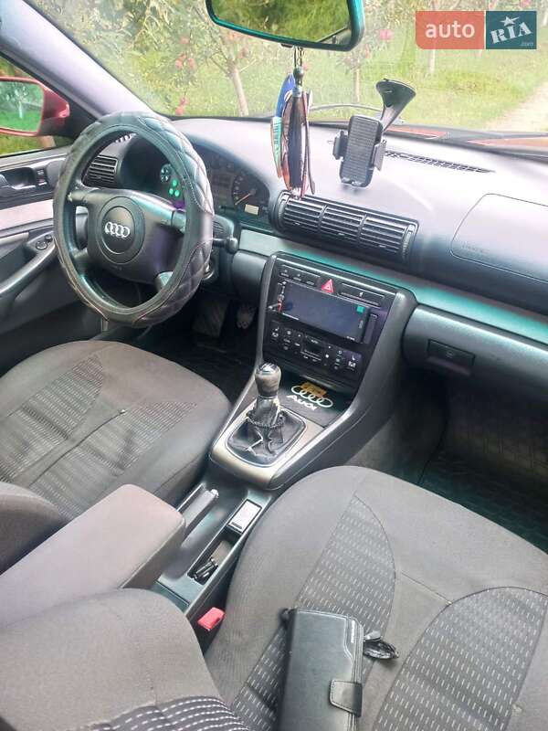 Седан Audi A4 1999 в Кельменцях