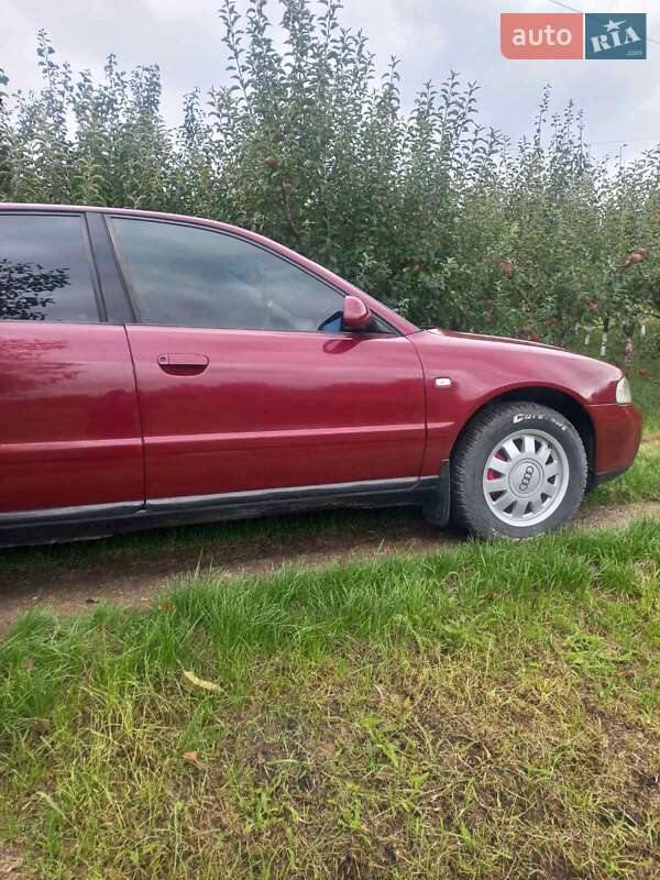 Седан Audi A4 1999 в Кельменцях