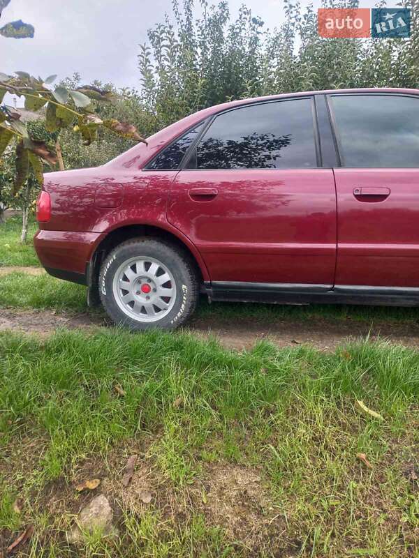 Седан Audi A4 1999 в Кельменцях