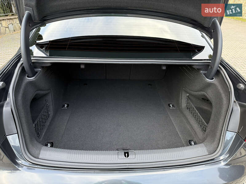 Седан Audi A4 2016 в Надворной