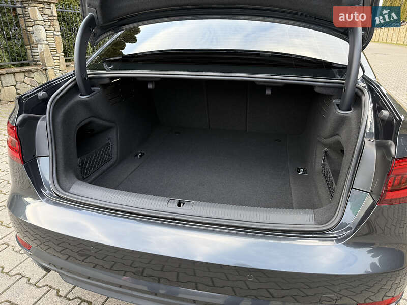 Седан Audi A4 2016 в Надворной
