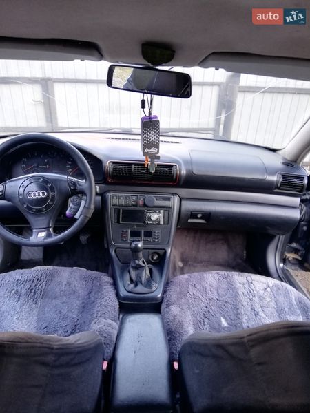 Седан Audi A4 1995 в Рахове