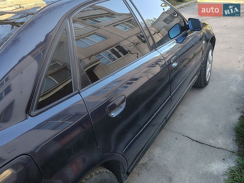 Седан Audi A4 2000 в Умані