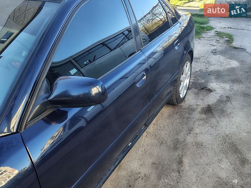 Седан Audi A4 2000 в Умані