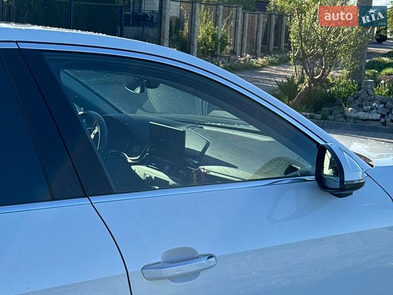 Седан Audi A4 2019 в Львові