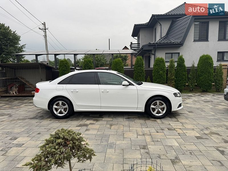 Седан Audi A4 2011 в Сторожинце