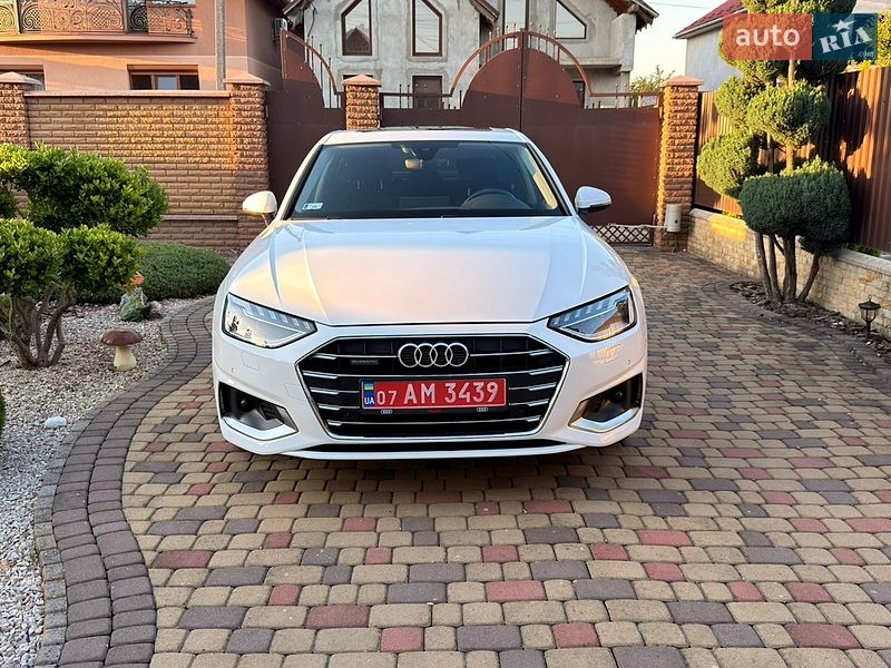Седан Audi A4 2020 в Мукачево