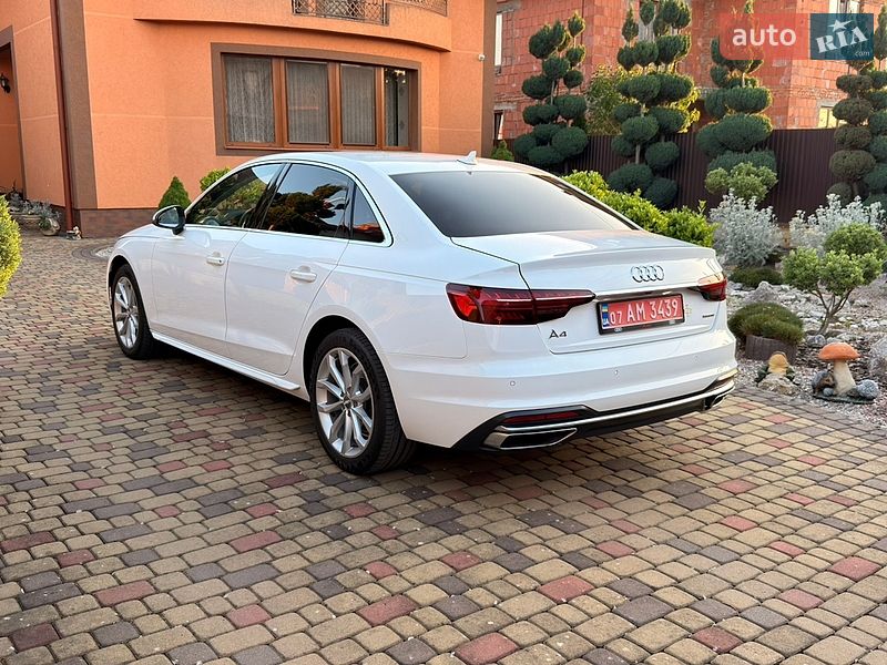 Седан Audi A4 2020 в Мукачево