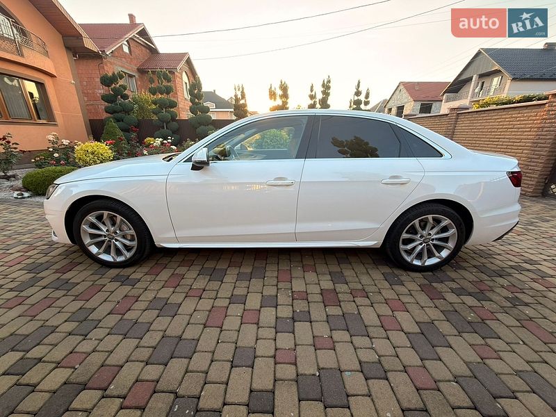 Седан Audi A4 2020 в Мукачево