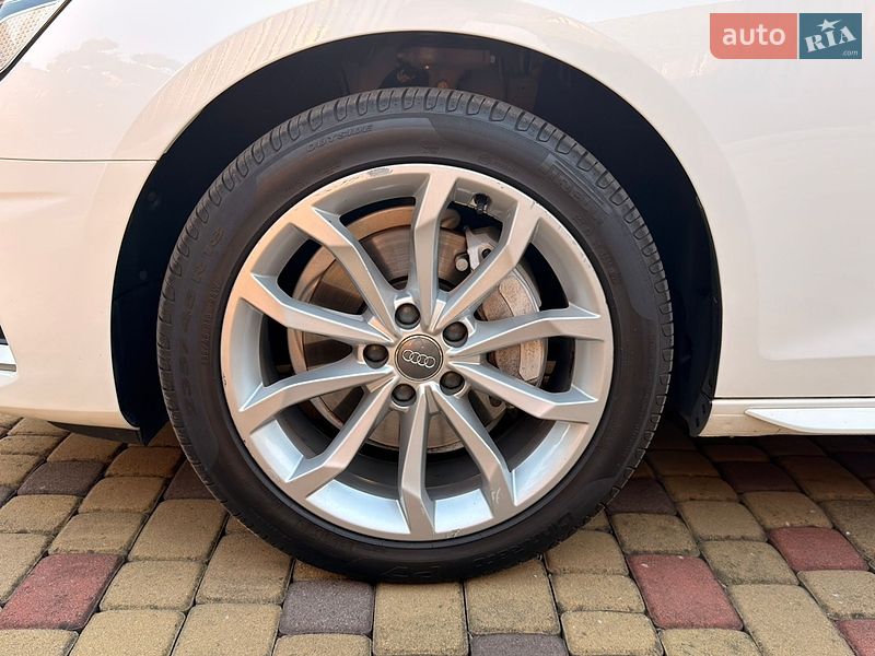 Седан Audi A4 2020 в Мукачево