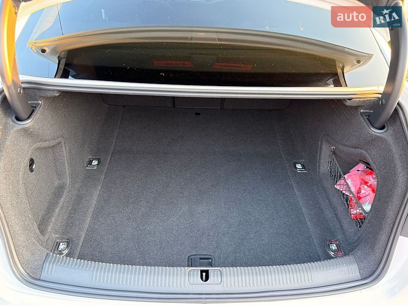 Седан Audi A4 2020 в Мукачево