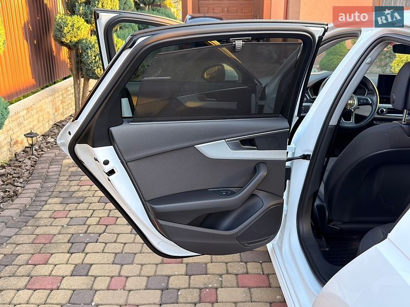 Седан Audi A4 2020 в Мукачево