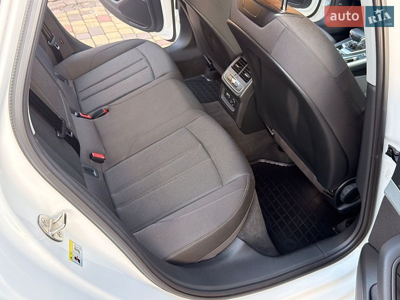 Седан Audi A4 2020 в Мукачево