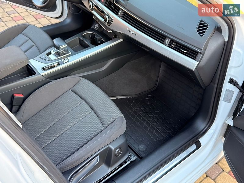 Седан Audi A4 2020 в Мукачево