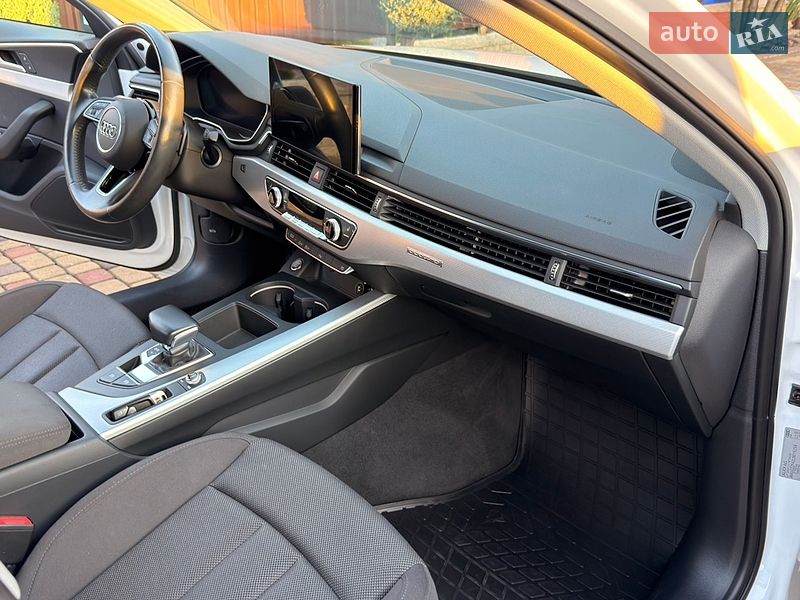 Седан Audi A4 2020 в Мукачево