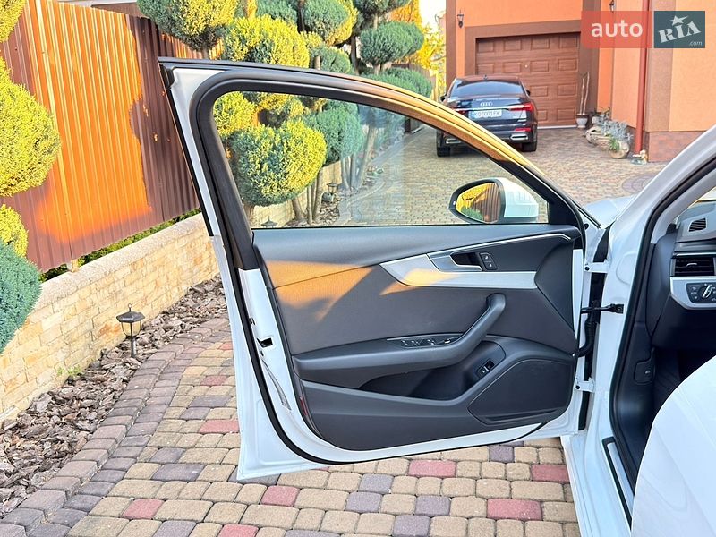 Седан Audi A4 2020 в Мукачево