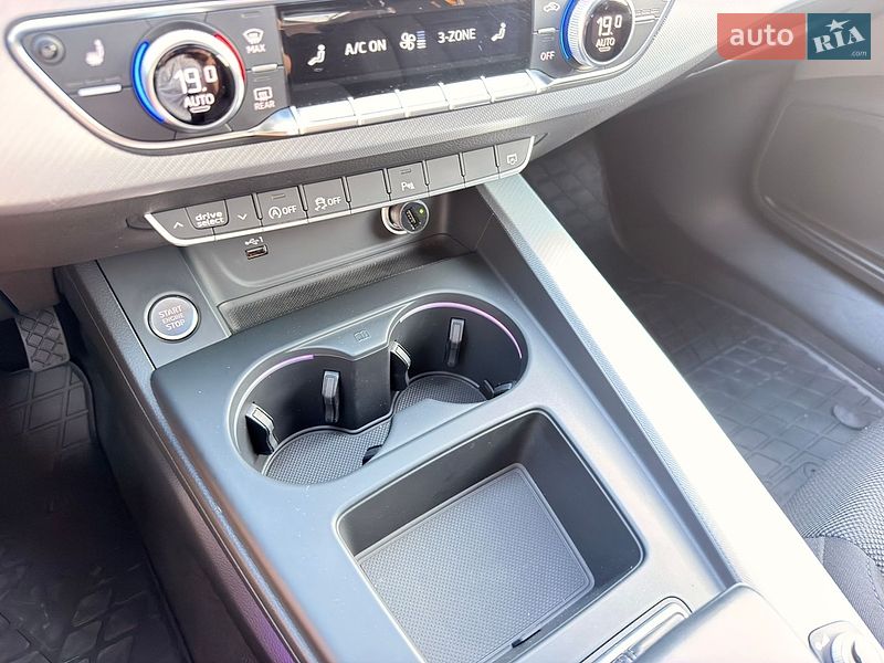 Седан Audi A4 2020 в Мукачево
