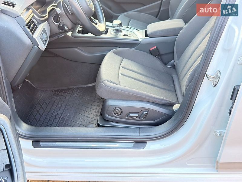 Седан Audi A4 2020 в Мукачево