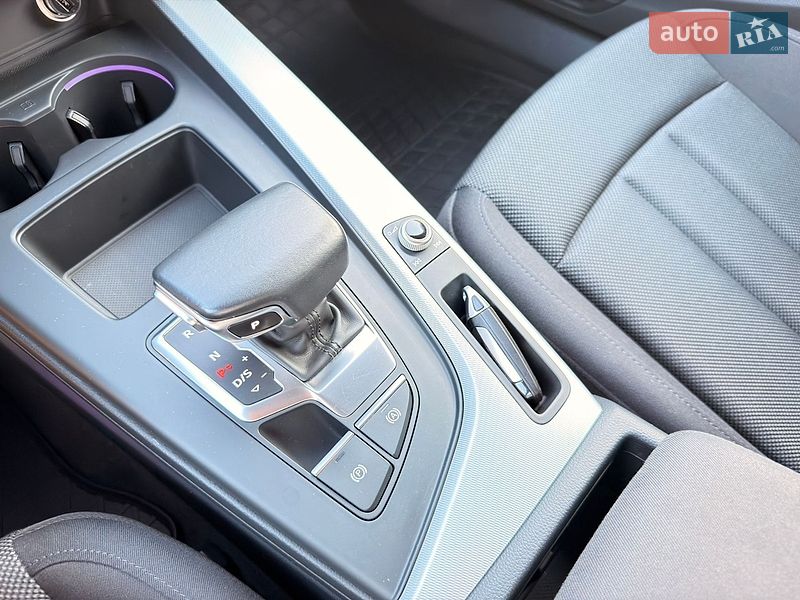 Седан Audi A4 2020 в Мукачево