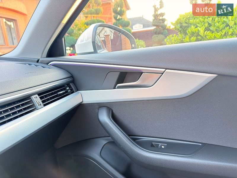 Седан Audi A4 2020 в Мукачево