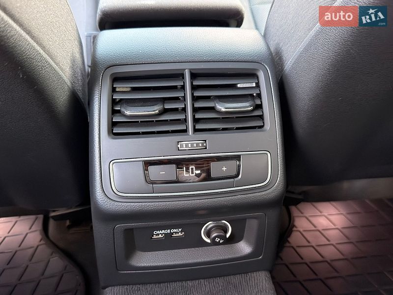 Седан Audi A4 2020 в Мукачево