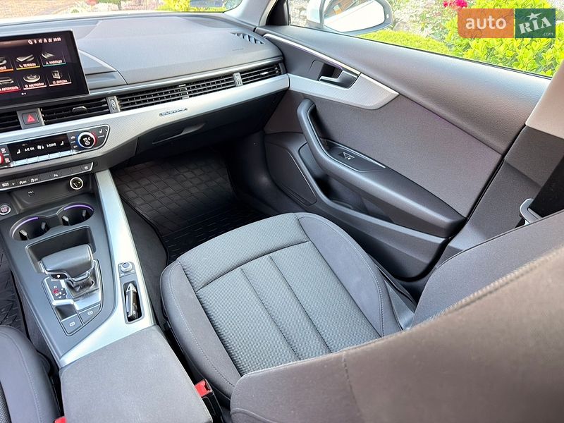 Седан Audi A4 2020 в Мукачево