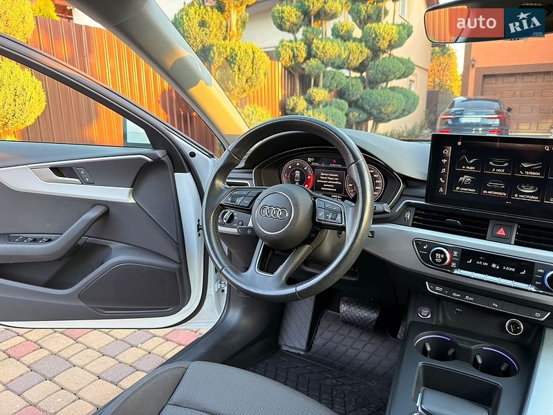 Седан Audi A4 2020 в Мукачево