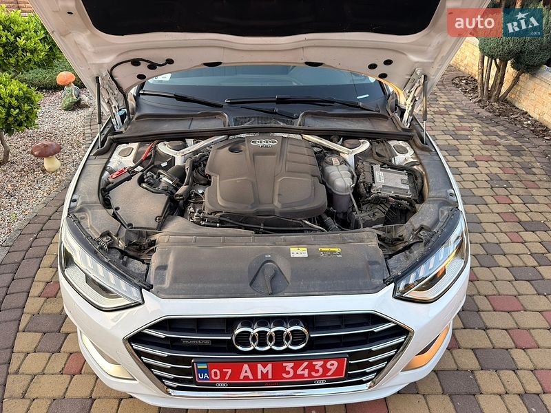 Седан Audi A4 2020 в Мукачево