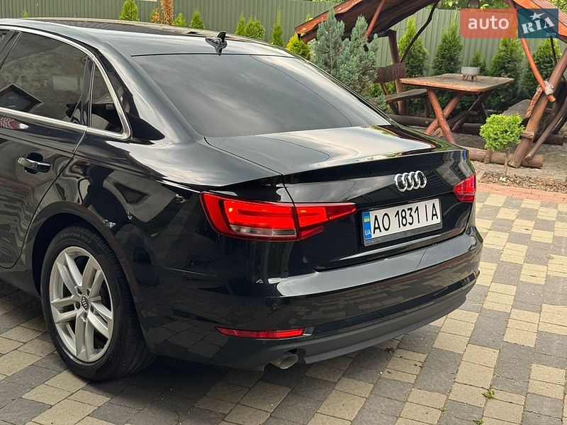 Седан Audi A4 2016 в Мукачево