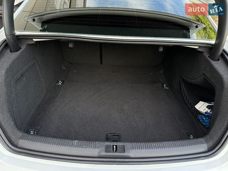 Седан Audi A4 2013 в Кривом Роге