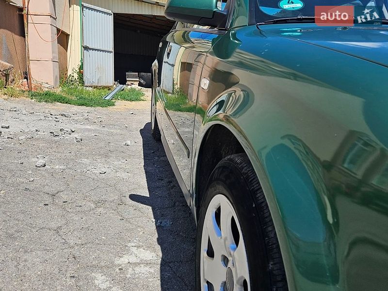 Седан Audi A4 2001 в Теплику
