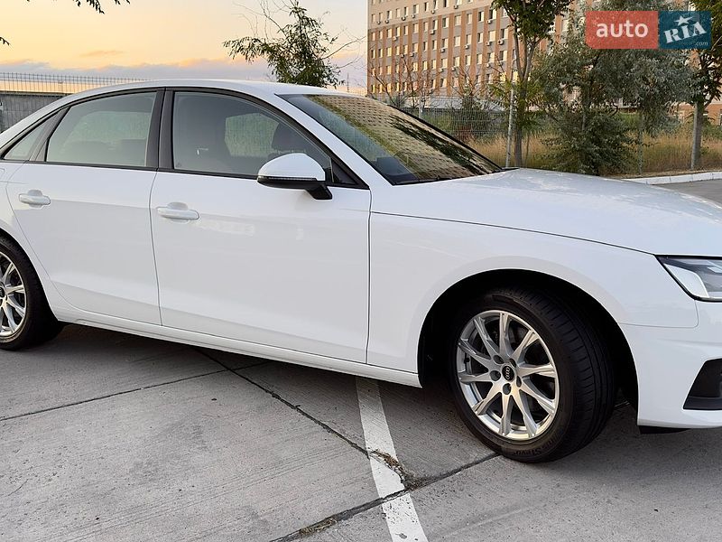 Седан Audi A4 2022 в Одессе