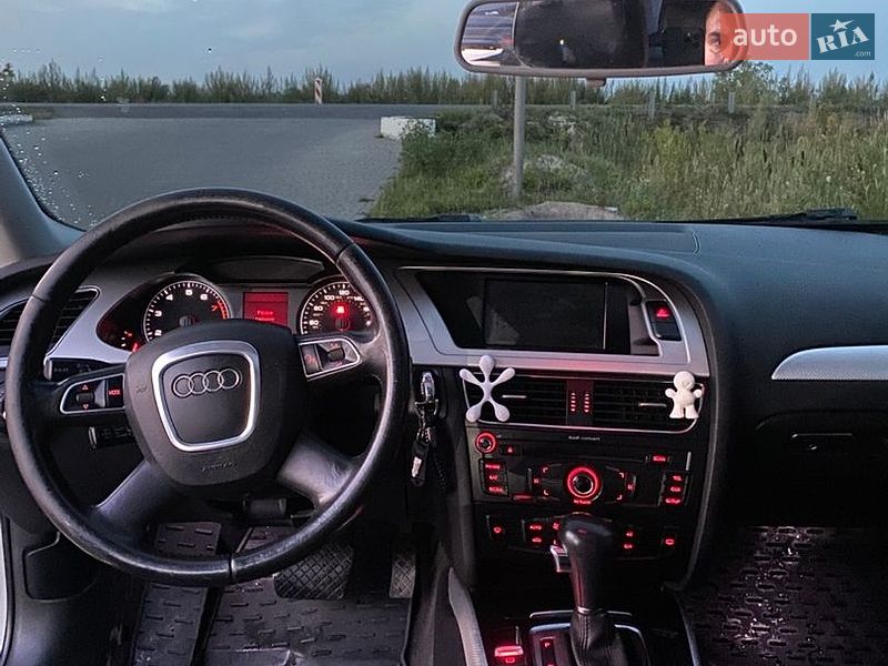 Седан Audi A4 2010 в Жовкві